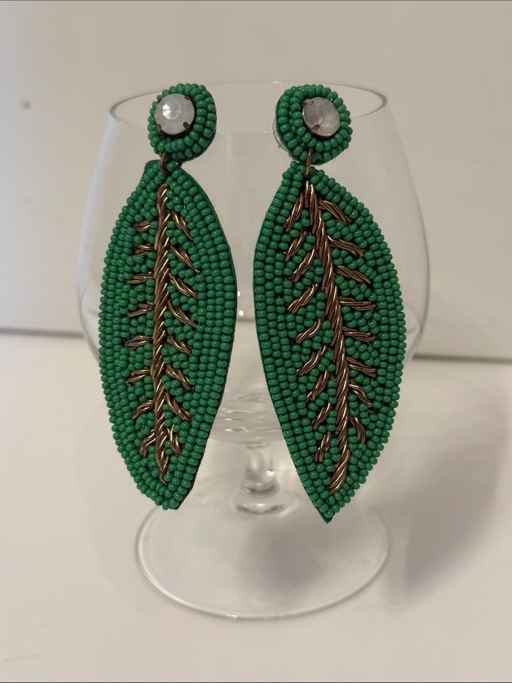 EARRINGS NEW DANGLE DROP PIERCED POST GREEN SEED BEADS TROPICAL LEAF NWOT